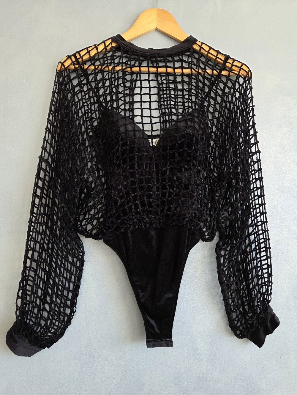 RITMO DI PERLA BLACK STRETCH CAGE VELOUR VINTAGE BODYSUIT, US S